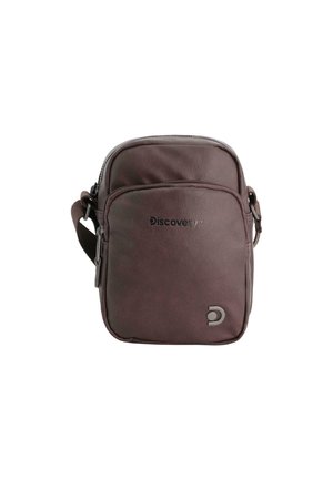 Borsa a spalla in pelle marrone con una finitura testurizzata, dotata di chiusura con zip, tasca frontale e accentuazione del logo di lato.