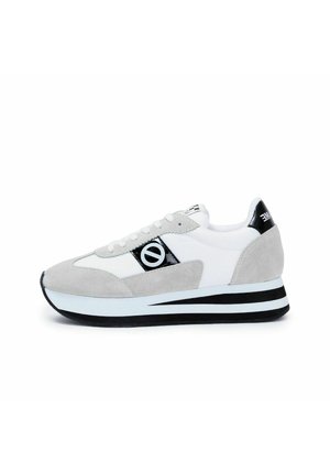 Sneakers bianchi e grigi con materiali in suede e tessuto, dettagli neri, design con lacci e suola sollevata con strisce orizzontali.
