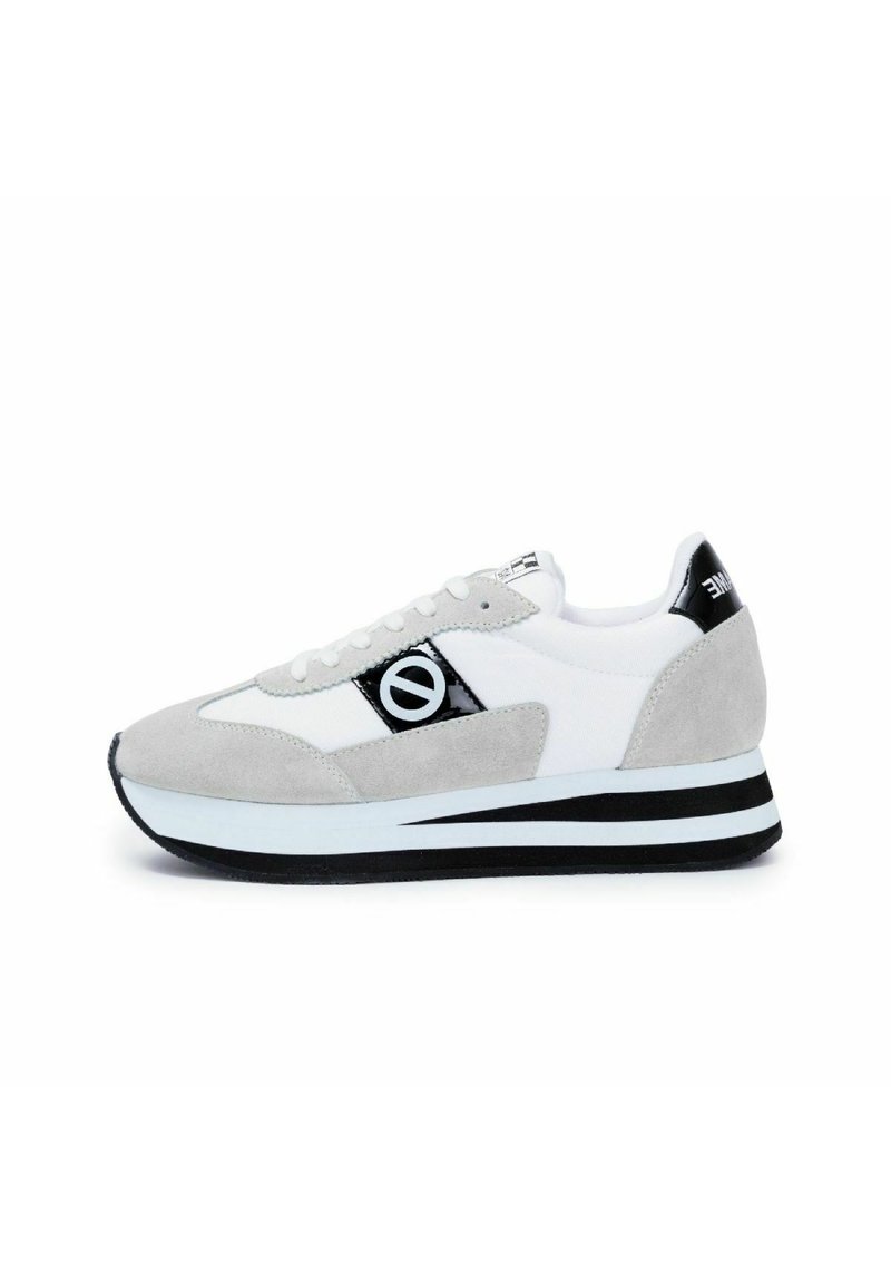 Witte en grijze sneakers van suède en stof, met zwarte accenten, vetersluiting en een verhoogde zool met horizontale strepen.