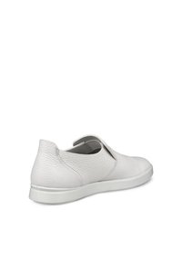 Scarpe bianche slip-on realizzate in pelle texturizzata, con suola imbottita e pannelli laterali elastici per una facile calzata.