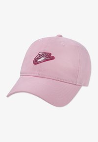 Ροζ βαμβακερό καπέλο μπέιζμπολ με καμπυλωτό γείσο, που φέρει ένα γυαλιστερό μπαλαντζάκι με το λογότυπο της Nike σε μπορντό, τοποθετημένο στο κέντρο μπροστά.