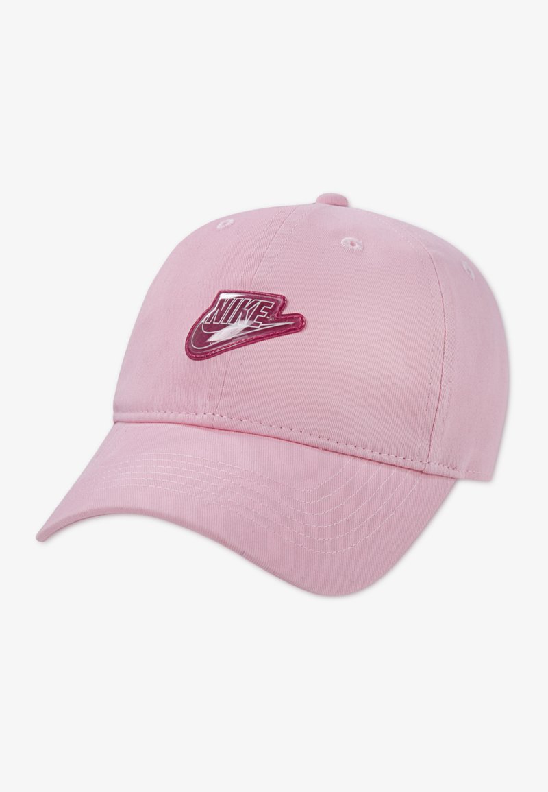 Ροζ βαμβακερό καπέλο μπέιζμπολ με καμπυλωτό γείσο, που φέρει ένα γυαλιστερό μπαλαντζάκι με το λογότυπο της Nike σε μπορντό, τοποθετημένο στο κέντρο μπροστά.