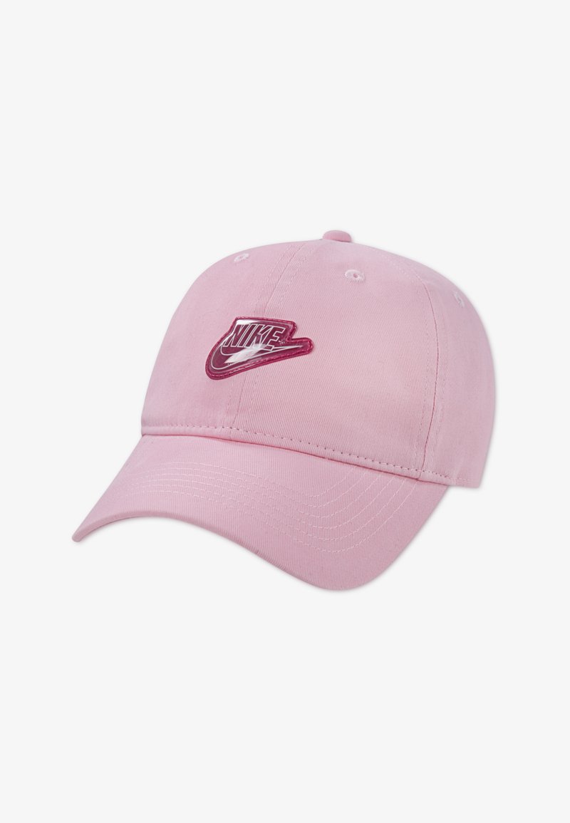 Gorra de béisbol de algodón rosa con una visera curva, que presenta un parche brillante con el logo de Nike en burdeos centrado en la parte frontal.