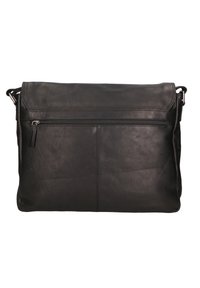 Zwarte leren schoudertas met een voorste ritsvak, gladde textuur, rechthoekige vorm en verstelbare schouderriem.