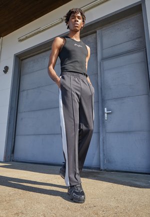 TRACKPANTS - Pantaloni sportivi - black