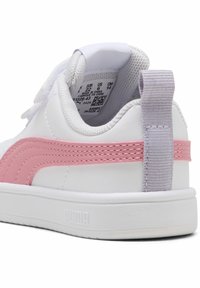 Baskets blanches avec des accents en synthétique rose, doublure textile texturée et une languette de talon violette. Semelle en caoutchouc et détails cousus sont visibles.