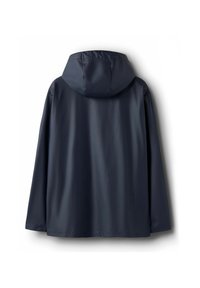 Marine vanntett jakke med hette, glatt tekstur og uten synlige lukkinger. Har rett kant og sømmer på skuldrene for bevegelsesfrihet.