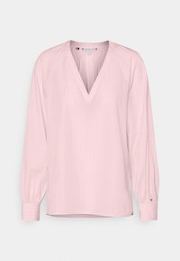 Lichtroze lange mouwen blouse met een V-hals, voorzien van verticale strepen, geplooide schouders en geknoopte manchetten. Glad stoftextuur.
