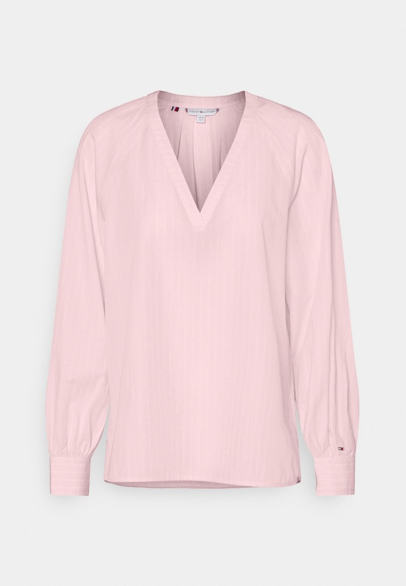 Lichtroze lange mouwen blouse met een V-hals, voorzien van verticale strepen, geplooide schouders en geknoopte manchetten. Glad stoftextuur.