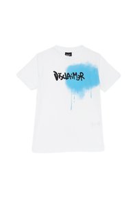 T-shirt bianca in cotone con un motivo di macchie di vernice blu e una grafica nera con la parola "Disclaimer" in un carattere informale, maniche corte e collo rotondo.