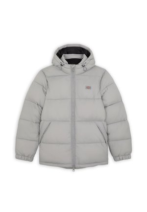 Chaqueta gris acolchada con capucha, forro negro, cremallera frontal y dos bolsillos laterales. Presenta un diseño acolchado horizontal y detalles con cordones.