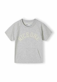 Grå kortærmet t-shirt med rund halsudskæring, der har teksten "NICE ONE" i en lys farve, samt en front kangaroo-lomme.