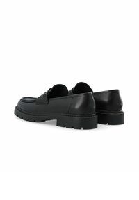 Mocassins en cuir noir avec un dessus texturé, un bout arrondi et une semelle épaisse et robuste dotée de rainures pour plus de traction.