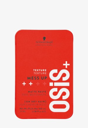 Roter rechteckiger Behälter mit der Aufschrift "OSIS Mess Up Matte Paste" in weißer Schrift und Logo. Enthält 100 ml Produkt zur Styling von trockenem Haar.