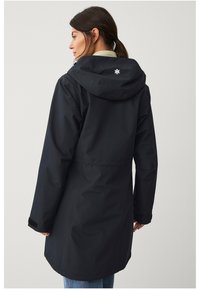 Cappotto impermeabile nero con cappuccio, caratterizzato da una vita cintrata, maniche lunghe e un logo sul retro, realizzato in materiale sintetico liscio.
