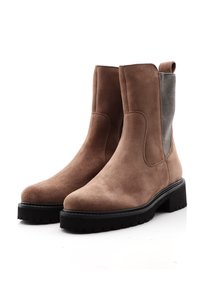 Bruna mockaskinnankelboot med en slät yta, elastiska sidopaneler och kraftiga gummisålar. Med rund tå och dragrem.