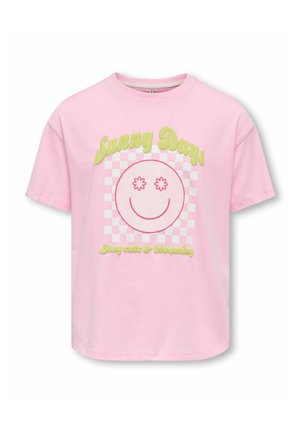 Lyserød T-shirt med korte ærmer med gul tekst "Sunny Days", et lyserødt smiley-ansigt med blomsterøjne på en ternet baggrund og "Stay cute & blooming."