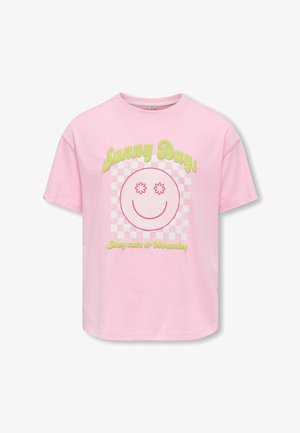 Różowa koszulka z krótkim rękawem z żółtym napisem "Sunny Days", różowa buźka z kwiatowymi oczami na kratkowanym tle oraz napisem "Stay cute & blooming."
