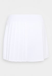 Bílá plisovaná sukně s hladkým pasem, vyrobená z lehké látky, se stejnými sklady rozmístěnými po celém oděvu.