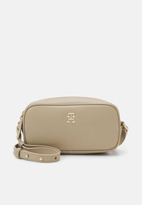 Tommy Hilfiger REFINED CAMERA BAG - Soma ar siksnu pāri ķermenim - beige