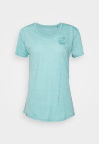 Ljus turkos kortärmad t-shirt i ett mjukt, texturerat tyg. Har en liten grafisk design på övre vänstra sidan och en rundad halsringning.