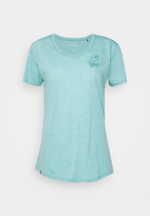 Ljus turkos kortärmad t-shirt i ett mjukt, texturerat tyg. Har en liten grafisk design på övre vänstra sidan och en rundad halsringning.