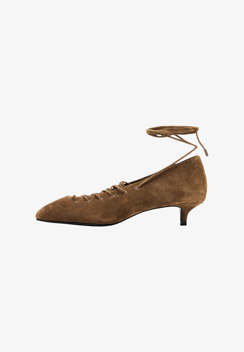 Braune Wildleder-Schuhe mit niedrigem Absatz und spitzem Zehenbereich, ausgestattet mit einem verstellbaren Schnürdesign und einem schlanken Absatz. Glatte Textur und minimale Akzente.