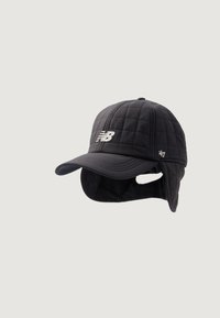 Čierna prešívaná čapica s okrúhlym vrchom, zakriveným šiltom a ušnými flapmi. Na prednej strane sa nachádza biele logo "New Balance" a textúrovaná vnútorná strana.