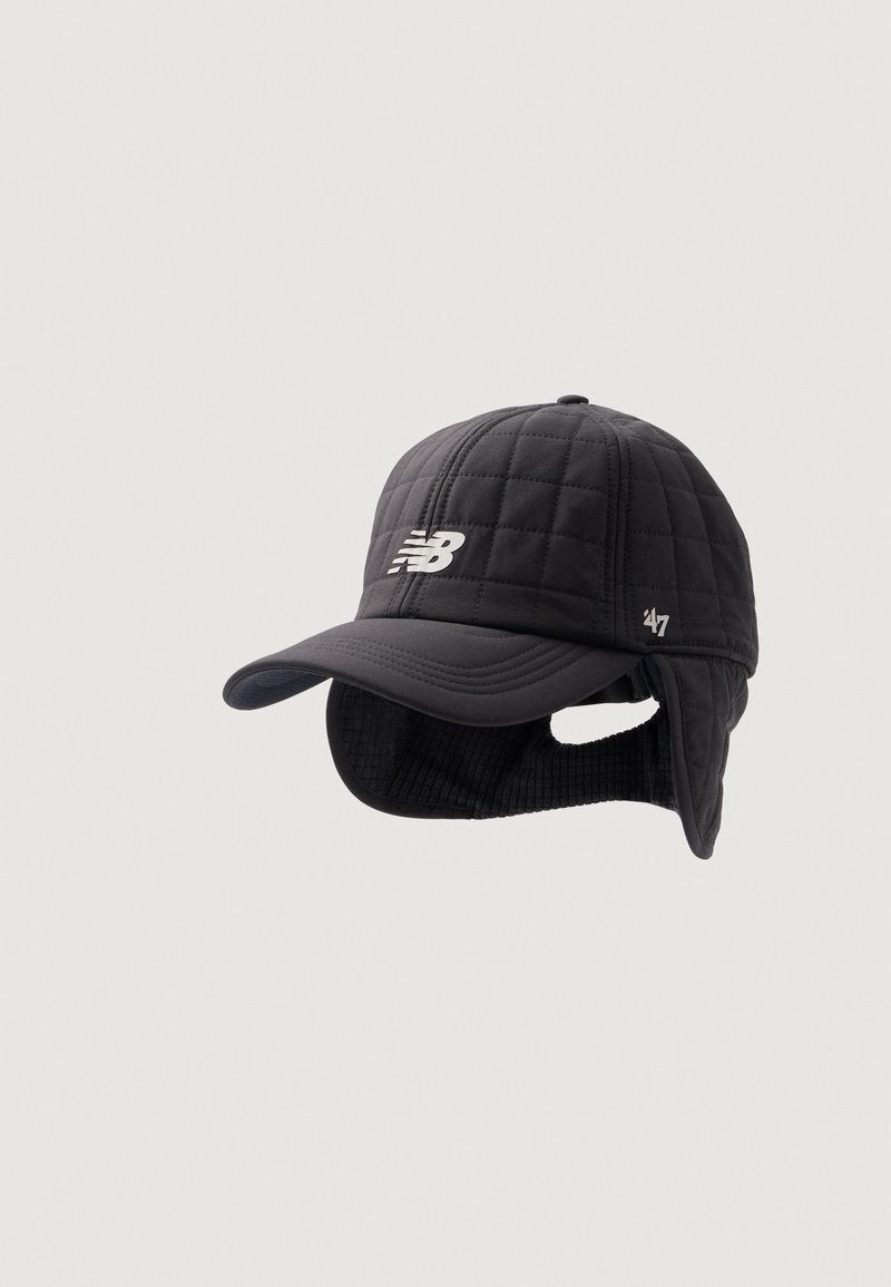 Čierna prešívaná čapica s okrúhlym vrchom, zakriveným šiltom a ušnými flapmi. Na prednej strane sa nachádza biele logo "New Balance" a textúrovaná vnútorná strana.