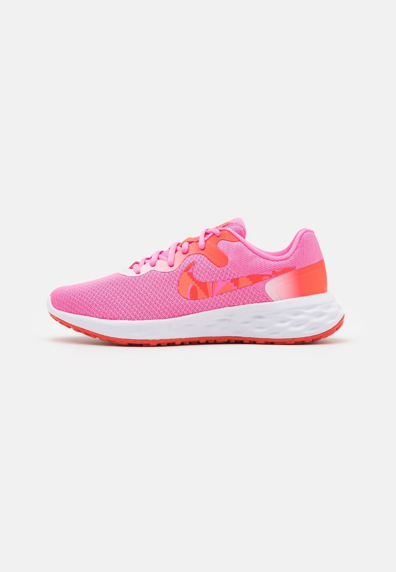 Chaussure de course en mesh rose avec un swoosh Nike rouge et orange, semelle coussinée blanche et semelle extérieure rouge, vue de côté sur fond blanc.
