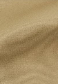 Tessuto color oro con una fine trama testurizzata. Finitura liscia, che riflette la luce in modo sottile. Adatto per applicazioni di tappezzeria o moda.