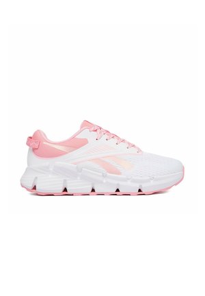 Witte en roze hardloopschoen met mesh bovenwerk, gevoerde gesegmenteerde zool, roze veters en een lus aan de hiel, gezien vanaf de zijkant.