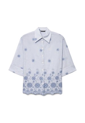 Camicia celeste a maniche corte con bottoni e colletto, caratterizzata da piccoli ricami floreali sparsi e motivi floreali densi lungo l'orlo.