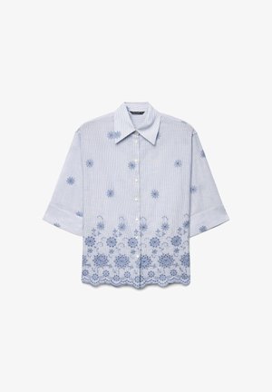 Camicia celeste a maniche corte con bottoni e colletto, caratterizzata da piccoli ricami floreali sparsi e motivi floreali densi lungo l'orlo.