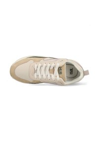 Sneaker met een beige en lichtroze kleurenpalet, met een bovenwerk van suede en mesh, witte veters en een ronde neusontwerp.