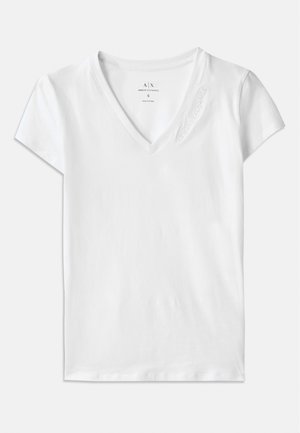 Fehér, rövid ujjú, V nyakú póló, amely pamutból készült, és a gallérján diszkrét, dombornyomott "Armani Exchange" részlet található.