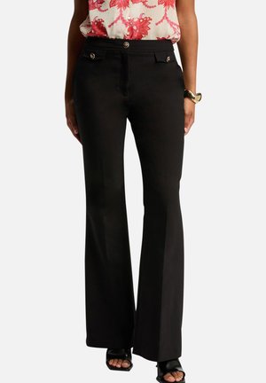 Pantalon évasé noir avec des détails de boutons à l'avant, coupe ajustée et tissu lisse. Associé à un haut sans manches à motif floral.