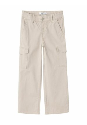 Pantalon cargo beige à jambes larges avec poches à rabat latérales, passants de ceinture, bouton sur le devant et fermeture éclair.