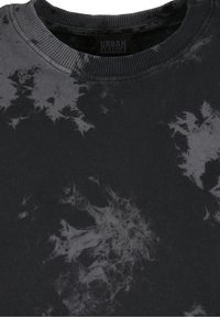 T-shirt noir col rond avec motif tie-dye gris foncé et col côtelé, étiquette intérieure indiquant Urban Classics.