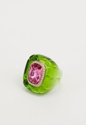 Grüner Harzring mit einem großen, rosa kissenförmigen Edelstein, umgeben von kleinen klaren Steinen in einer goldfarbenen Fassung. Texturierte Oberfläche.