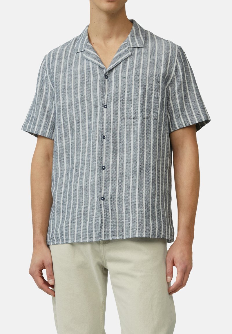 Korte mouwen shirt in gestructureerde blauwe stof met witte strepen, met een knoopsluiting aan de voorkant, kraag en een borstzak aan de linkerkant.