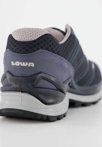 Der Lowa Sportschuh verfügt über ein dunkelblaues Mesh-Obermaterial mit lila Akzenten, eine gepolsterte Ferse und eine schwarze Gummisohle mit strukturiertem Grip.