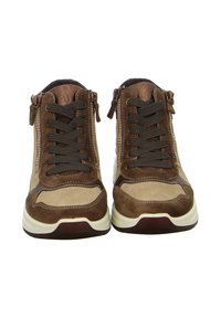 Braune Wildleder- und Leder-Mid-Top-Sneaker mit strukturierten Überzügen, braunen Schnürsenkeln, seitlichen Reißverschlüssen und einer weißen gepolsterten Sohle.