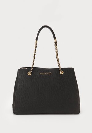 Borsa tote in pelle nera con logo Valentino inciso, dettagli in catena dorata e forma strutturata con manico superiore.
