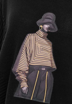 Zwart gebreid kledingstuk met een afbeelding van een figuur in een gestreepte colsjaal en wijde broek, met een bucket hat en ringoorbellen.