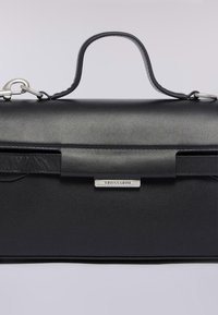 Svart läderväska med en strukturerad form, utrustad med ett handtag på toppen, metallisk stängning och präglad logotypdetalj på en slät yta.