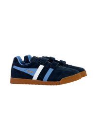 Zapatillas de ante azul marino con acentos en azul claro y rayas blancas. Cuentan con correas de Velcro y una suela de goma para agarre.