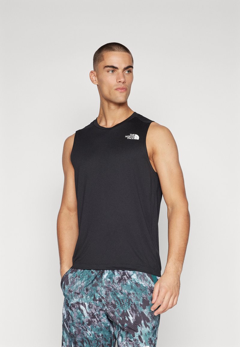 Μαύρο αμάνικο αθλητικό μπλουζάκι με στρογγυλή λαιμόκοψη, με μικρό λευκό λογότυπο στο αριστερό στήθος; λείος ύφασμα με εφαρμοστό σχέδιο.