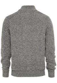 Grauer Strickpullover mit hohem Kragen, gerippten Bündchen und Saum. Der strukturierte Stoff weist ein gesprenkeltes Muster auf.