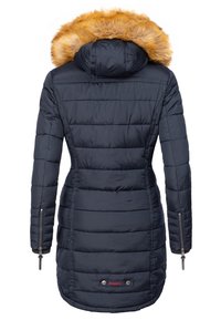 Mörkblå puffjacka med avtagbar faux fur-krage, långa ärmar, dragkedjefickor på sidorna och quiltat mönster med horisontella linjer.